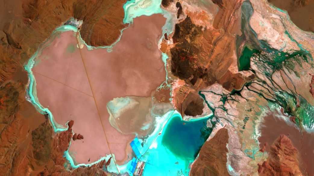 2014. Imagen satelital del Salar del Hombre Muerto realizada por la misión Landsat 8 OLI de EEUU. Abajo al medio se pueden ver los piletones de Livent.