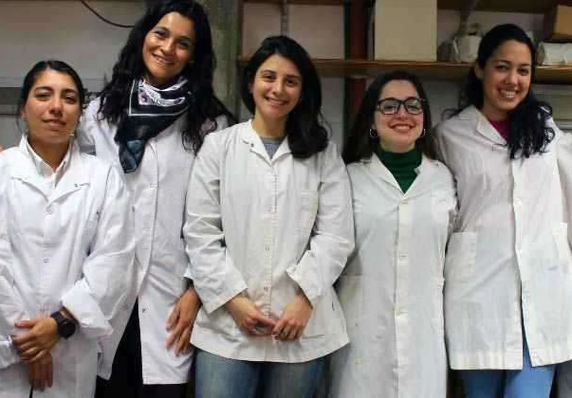 De izquierda a derecha: Yamila Santillán, Lorena Rojas, Evelyn Wagner, Clara Agnello, Julieta Frescura y Tomás Frosio. Fotografía: Camila Cando. Créditos: Agencia de Noticias Científicas UNQ.