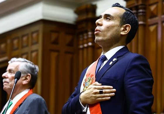 Perú estrena otro presidente, tras golpe parlamentario