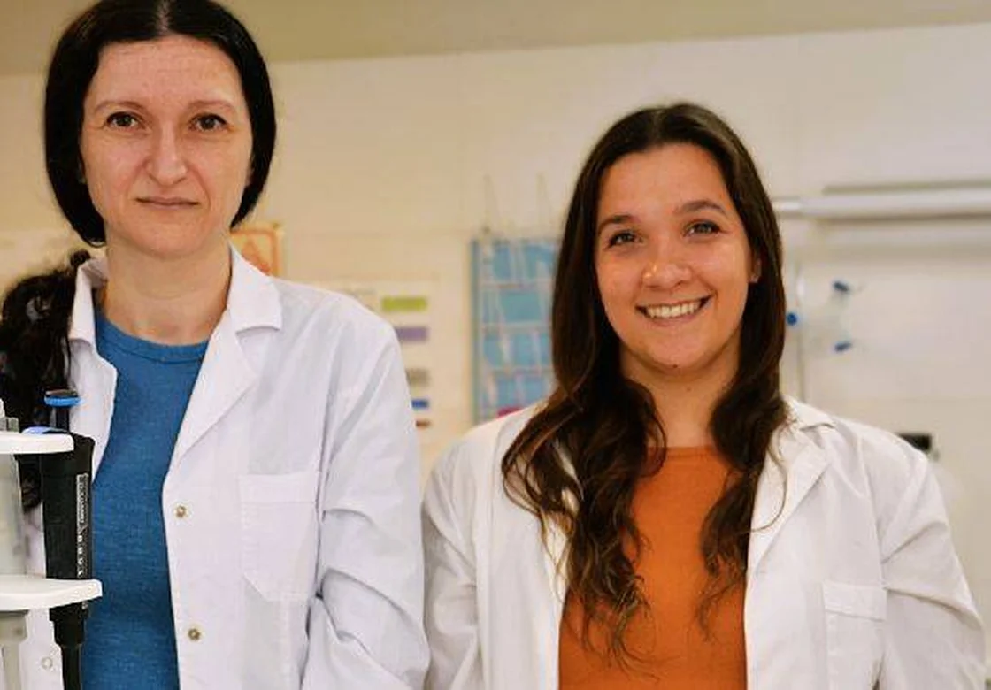 (De der. a izq.) Daiana Vitale, primera autora del estudio, e Ina Sevic, ambas investigadoras de la UNNOBA. Créditos: Unnoba.