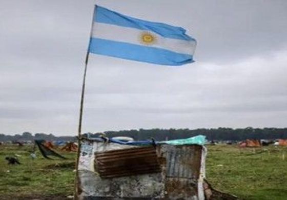 Así la vemos: Bandera atada al carro perdedor