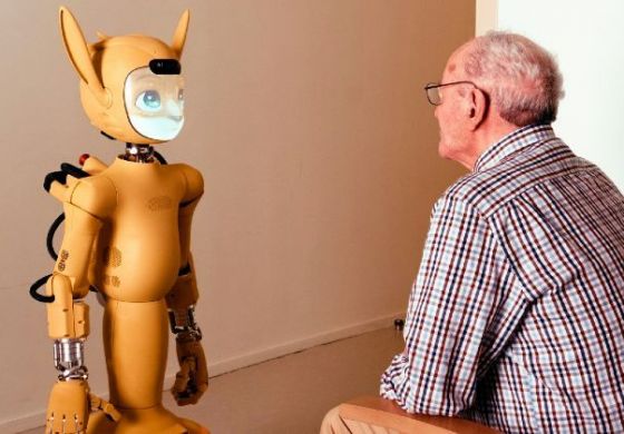 ¿Puede un robot hacer compañía? La inteligencia artificial entra en la vida de los adultos mayores que viven solos