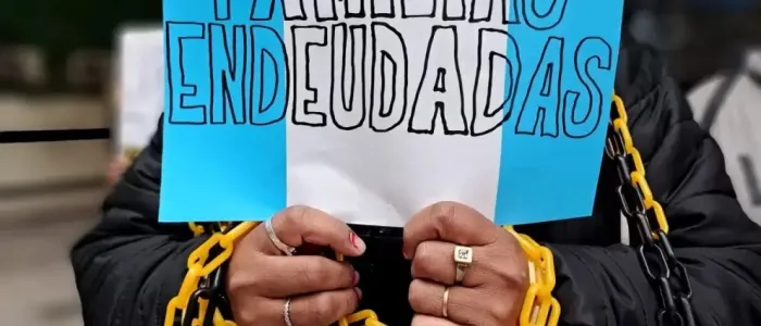 El sobreendeudamiento no es un problema de educación financiera: es la factura de un modelo que empobrece